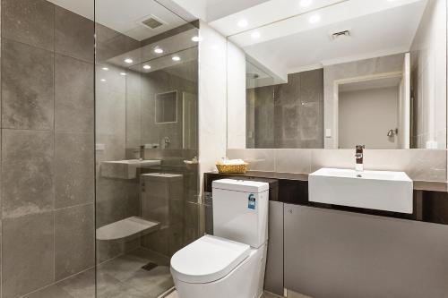 La salle de bains est pourvue de toilettes et d'un lavabo. dans l'établissement Quality Hotel Manor, à Mitcham