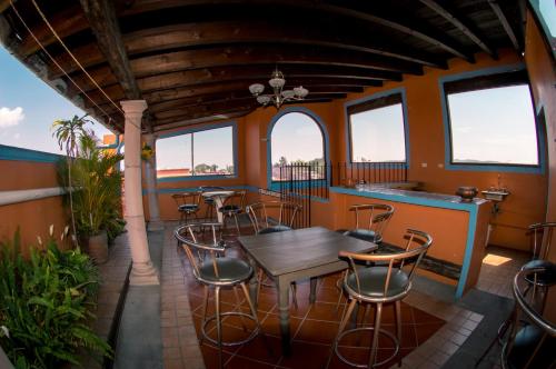 a patio with a table and chairs in a restaurant at Hotel posada casa regia in Xalapa