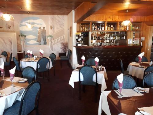 a restaurant with tables and chairs and a bar at Bordertown Motel in Bordertown