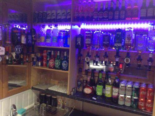 ブラックプールにあるVictoria Hotel Blackpoolの酒類のボトルがたっぷり入ったバー