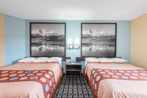 Super 8 by Wyndham Henderson North East Denverにあるベッド