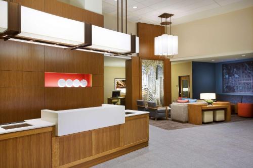 un hall de bureau avec une réception et une salle d'attente dans l'établissement Hyatt Place Chicago Midway Airport, à Bedford Park