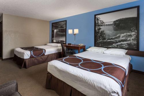 pokój hotelowy z 2 łóżkami i obrazem na ścianie w obiekcie Super 8 by Wyndham Dubuque w mieście Dubuque
