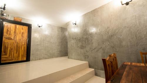 a room with stairs and a table and a wall at AVA Boutique Guesthouse in Koh Tao
