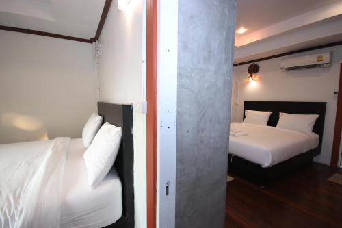 two beds in a small room with two beds at AVA Boutique Guesthouse in Koh Tao