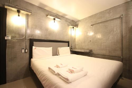 a bedroom with a bed with towels on it at AVA Boutique Guesthouse in Koh Tao