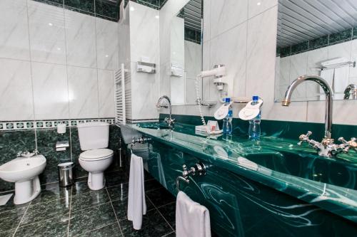 Ett badrum på AZIMUT Hotel Yakutsk