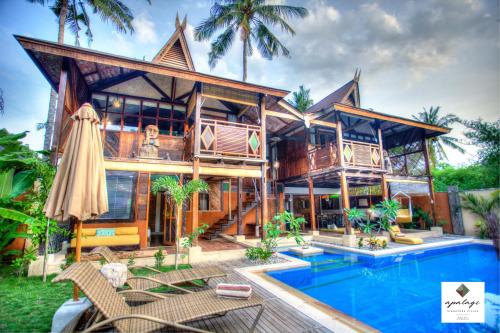 uma casa com uma piscina em frente em Apalagi Villas em Gili Air