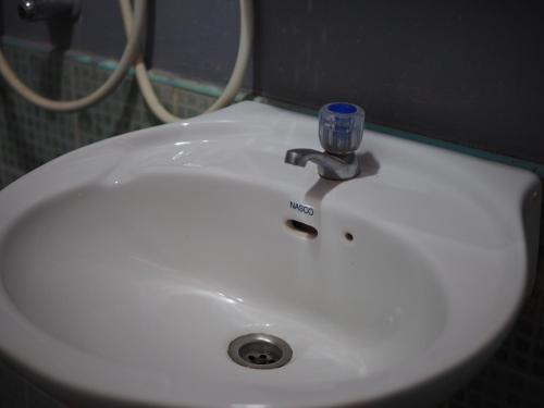a white sink with a bottle on top of it at Kaokondo resort in Sangkhla Buri