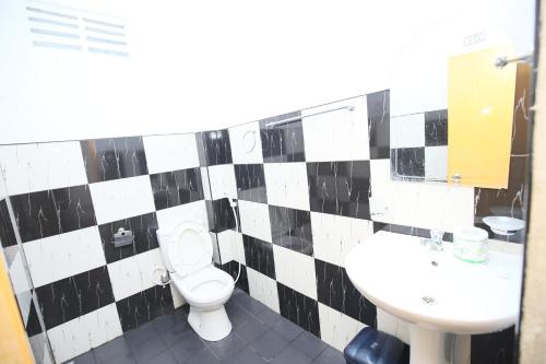 baño con una pared de azulejos en blanco y negro en Isuru Homestay, en Ella