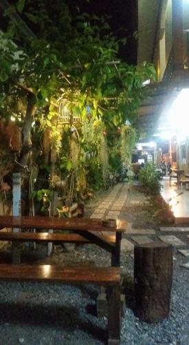 Taman di luar Baan Bussara