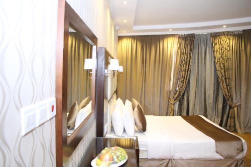 Una cama o camas en una habitación de Al Muhaidb Residence Al Dowally