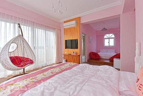 a bedroom with a hammock hanging from the wall at 夏日澄藍The Charming Land in Baisha