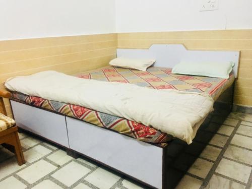 ein Bett mit zwei Kissen darauf in der Unterkunft Hotel Heritage Sanyam in Nahan