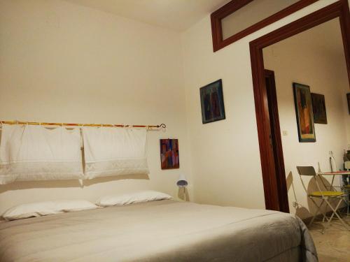 um quarto com uma cama com uma janela e um espelho em Amariglio Apartment em Sassari