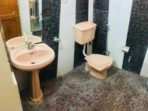 ein Badezimmer mit Toilette und Waschbecken in der Unterkunft Hotel Heritage Sanyam in Nahan