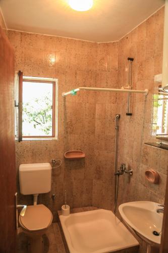 a bathroom with a toilet and a sink at Marivo Guest House in Molunat