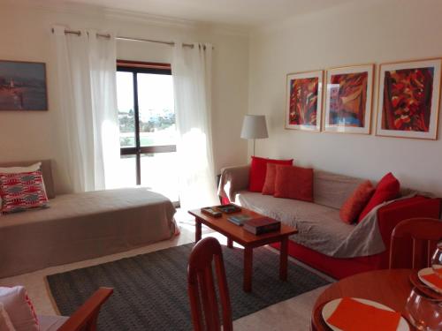 a living room with a couch and a table at Apartamento Turf in Alvor