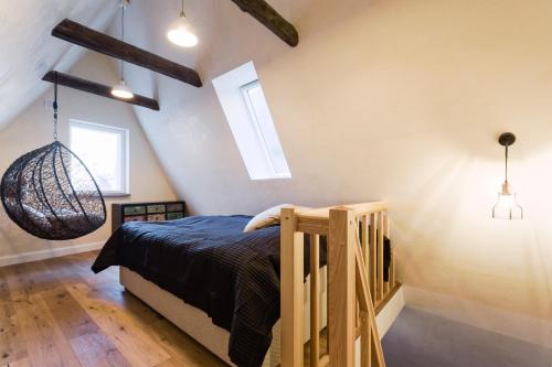 Dormitorio tipo loft con cama y escalera en Niguliste 6 Old Town Penthouse en Tallin