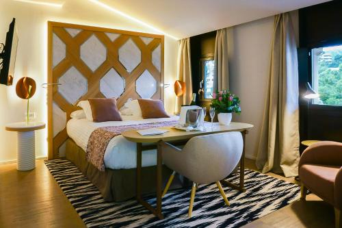 Postel nebo postele na pokoji v ubytování Hotel Hospes Maricel y Spa