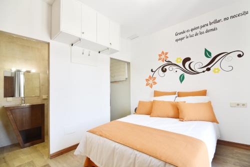 una camera da letto con un letto con cuscini arancioni di Casa Rural El Cano a Fortuna