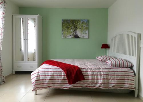 盧塞恩的住宿－Charming Studio near Rotsee Lucerne Kitchen/WiFi/Wasching machine，一间卧室配有一张带红白毯子的床