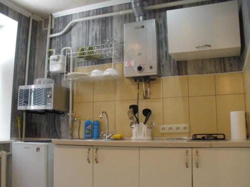クルィヴィーイ・リーフにあるApartment квартира Ярослава Мудрогоのキッチン(シンク、カウンタートップ付)