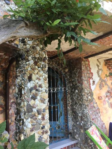 a window in a stone wall with a gate at Casa toscana in Thun