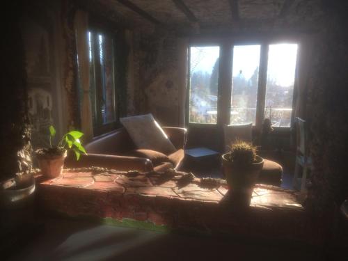a living room with a couch and a window at Casa toscana in Thun