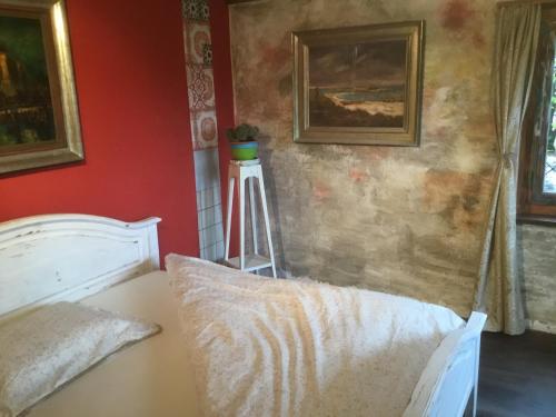 a bedroom with a bed and a painting on the wall at Casa toscana in Thun