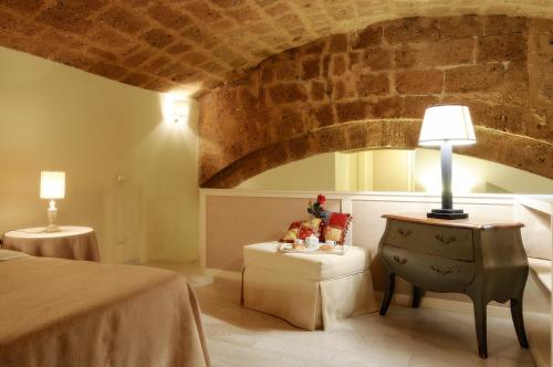 a room with a bed and a table with a lamp at Casa Vèra Affittacamere Appartamenti in Orvieto