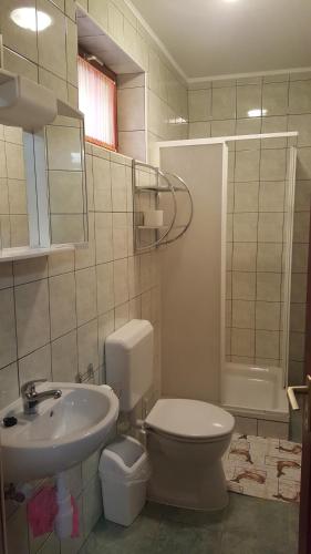 Kúpeľňa v ubytovaní Kertész Apartmanok