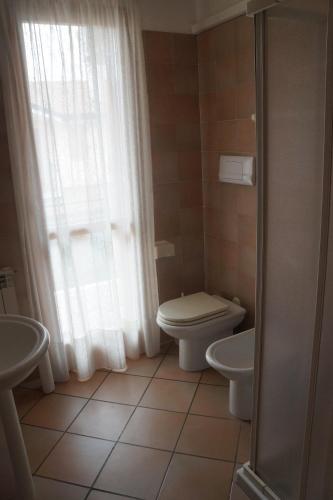 a bathroom with a toilet and a sink at Villa Caprera in Rosolina Mare