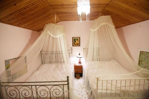 Ein Bett oder Betten in einem Zimmer der Unterkunft 伊莎貝爾花園民宿