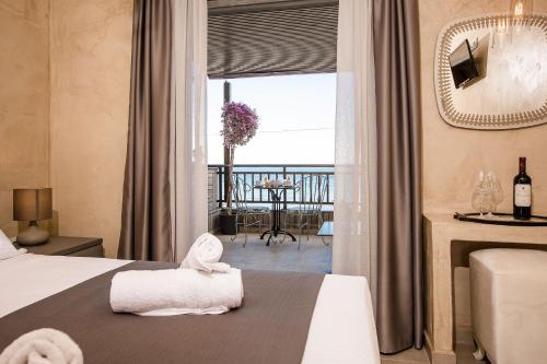 Giường trong phòng chung tại Rhapsody house