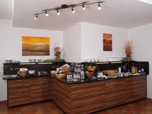 Una cocina con una encimera con comida encima. en Weingut Sandwiese Winzerhotel, en Worms