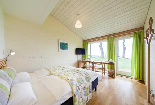 Postel nebo postele na pokoji v ubytování Strandhotel Klinten ApS