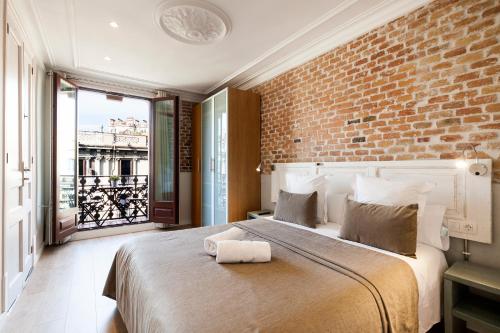 Кровать или кровати в номере Fuster Apartments by Aspasios