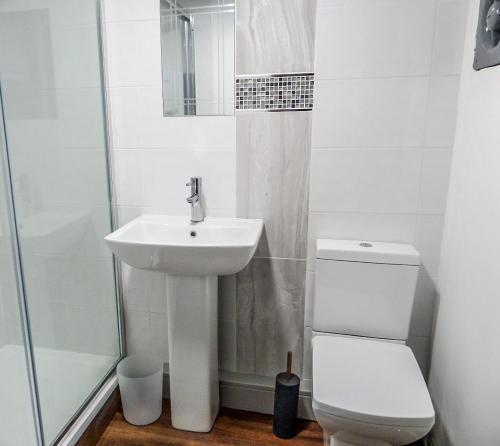 Et badeværelse på Antrim Coast Apartments