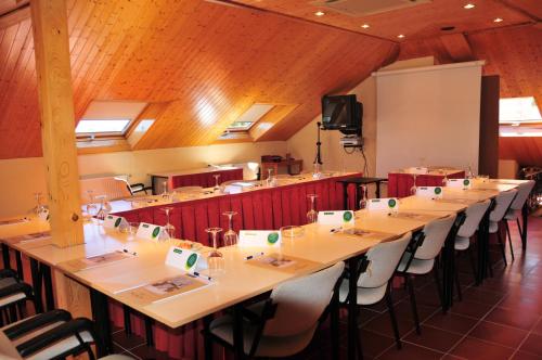 Un restaurante o sitio para comer en Nava Real