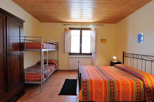 Ένα ή περισσότερα κρεβάτια σε δωμάτιο στο Agriturismo Arcobaleno Assisi