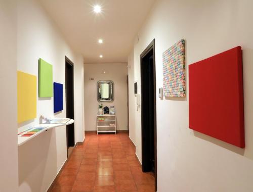 un pasillo con pinturas coloridas en las paredes en Primo Piano Guesthouse - Bari Policlinico en Bari