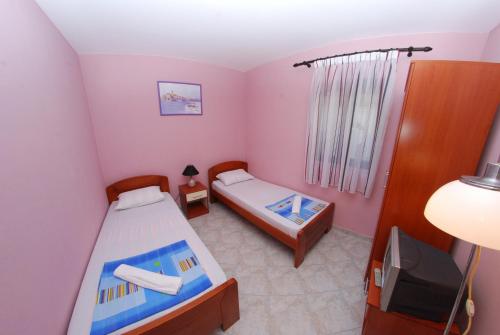 Ένα ή περισσότερα κρεβάτια σε δωμάτιο στο Apartments Kaludjerovic
