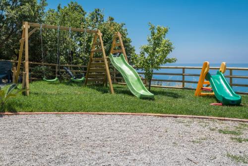 um parque infantil com escorrega e uma escada em Il Poggio del Mare em San Mauro Cilento