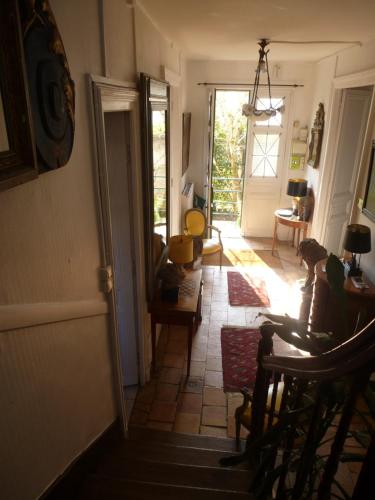Cette chambre dispose d'un couloir avec une porte et une table. dans l'établissement La Petite Vigne, à Amboise