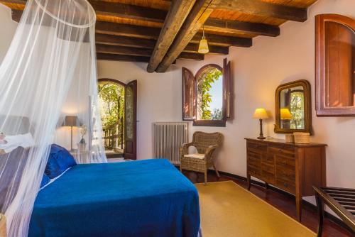 a bedroom with a bed and a chair in a room at Villa Melolia in Ipsos