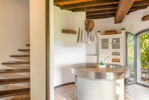 una cocina con un lavabo circular y una escalera en Villa Melolia, en Ýpsos