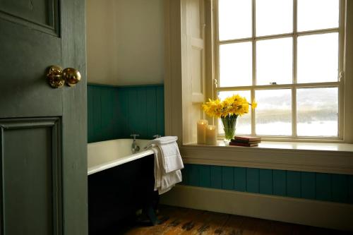 當格羅的住宿－Termon House，一间带水槽、窗户和花瓶的浴室