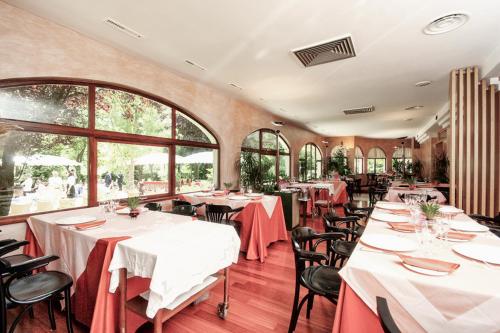 Un restaurante u otro lugar para comer en Hotel La Ginestra