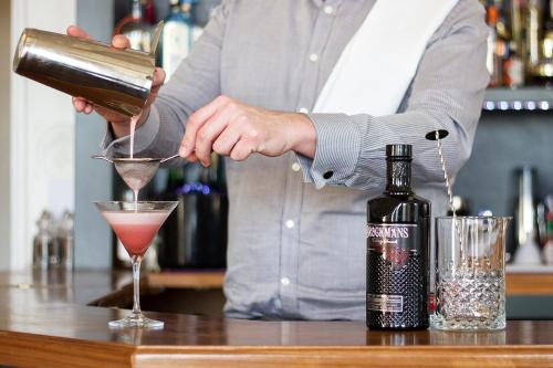 een persoon die een drankje in een martini glas giet bij The Eagle House Hotel in Launceston